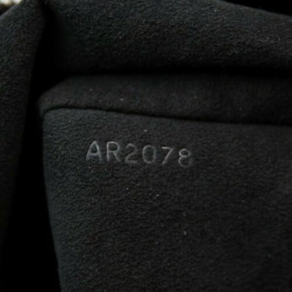 LOUIS VUITTON XS MORDRE MONOGRAM MAHINA - Picture 11 of 15